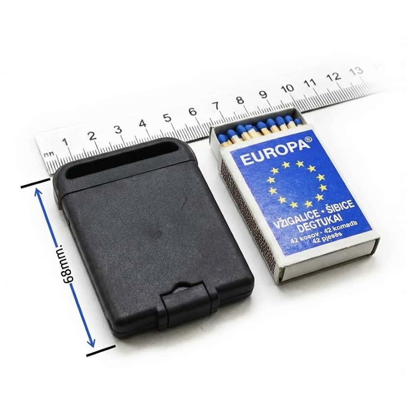 GPS Seklys su SIM kortele – kompaktiškas prietaisas automobilio sekimui, rodomas iš priekio, paruoštas naudojimui.