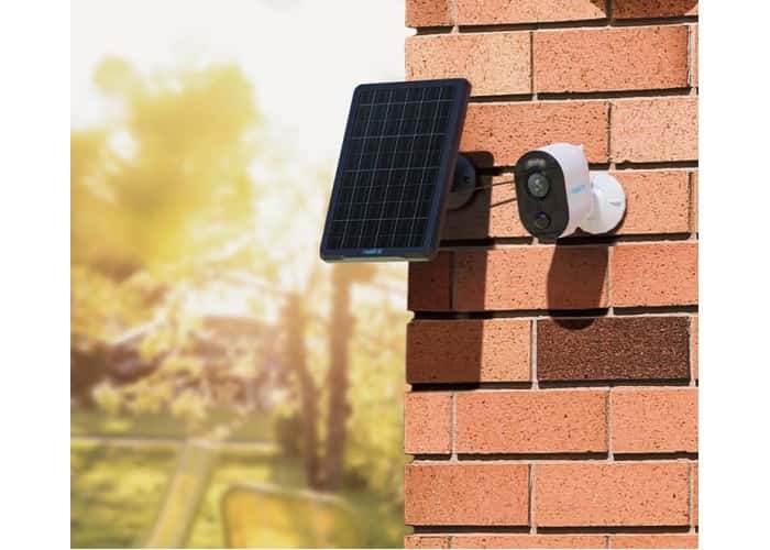 Reolink WiFi autonominės kameros šoninis vaizdas, atskleidžiantis tvirtinimo galimybes ir IP65 atsparumą.