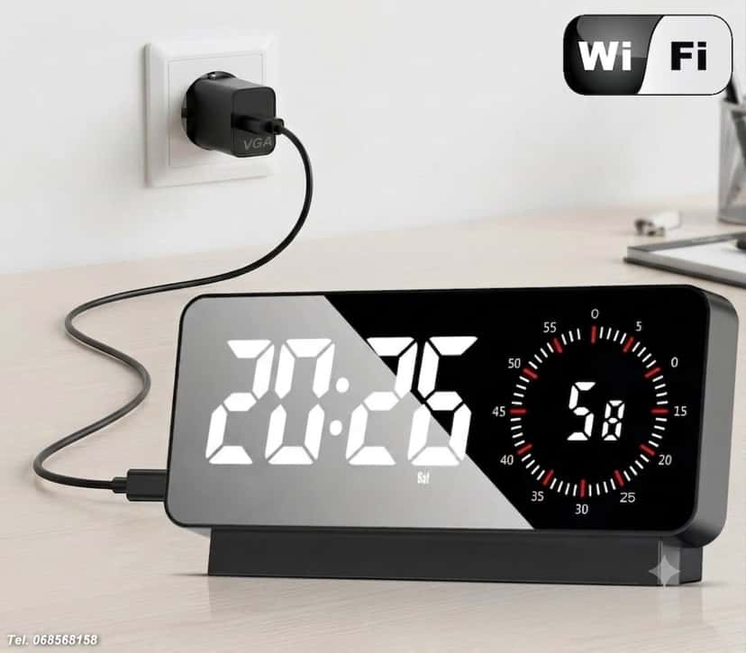 Slapta Kamera Laikrodyje – priekinis vaizdas, rodantis diskretišką Full HD Wi-Fi kamerą stalinio laikrodžio korpuse.